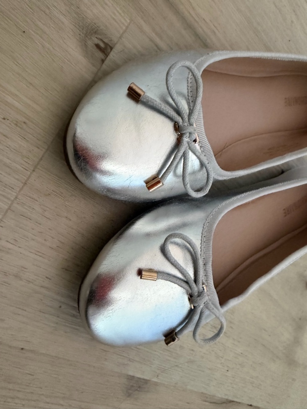 Cushionaire Metallic Silver Bow Ballet Flats - Picture 3 of 7